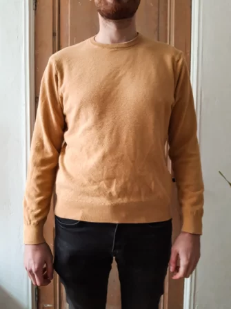 Gele sweater gebreid