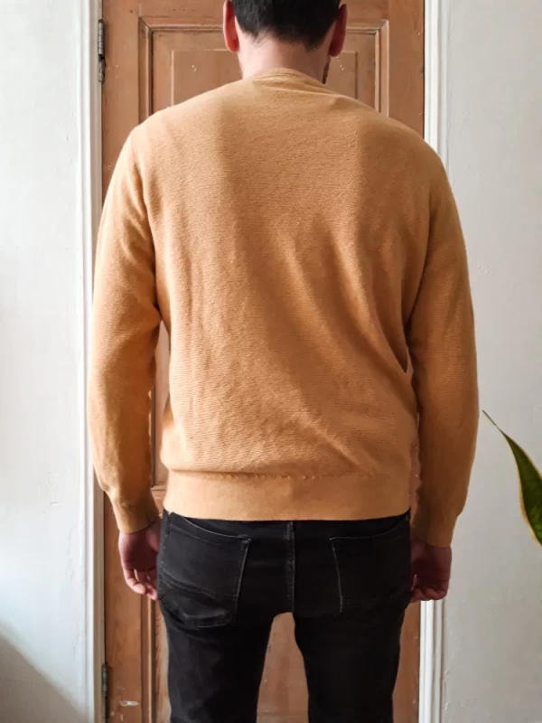 Gele sweater gebreid